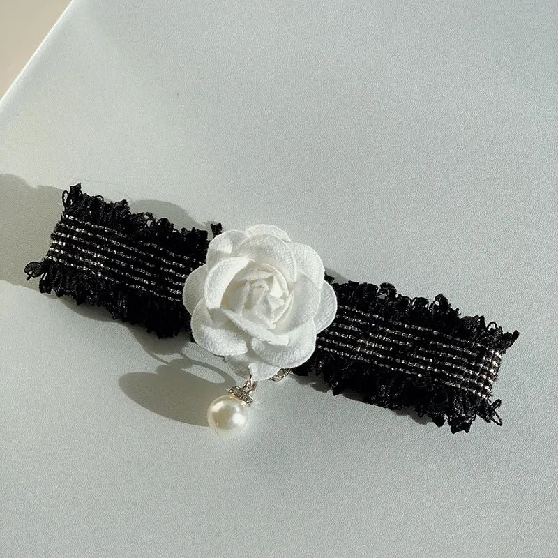Magnolia flower scented pet collar accessory with chain in creamy white on a cat collar