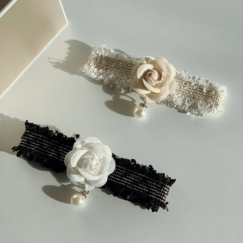 Magnolia flower scented pet collar accessory with chain in creamy white on a cat collar