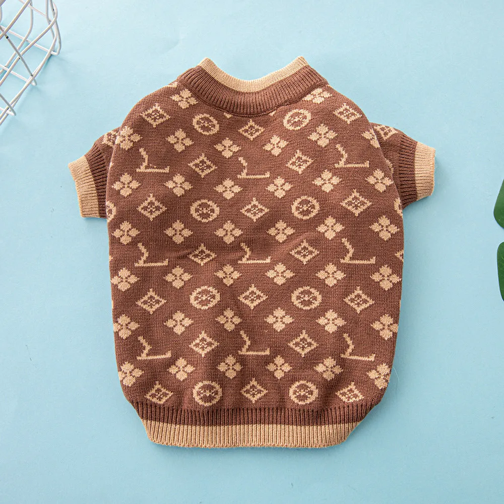 A thick wool dog sweater for autumn and winter in a monochrome colour.