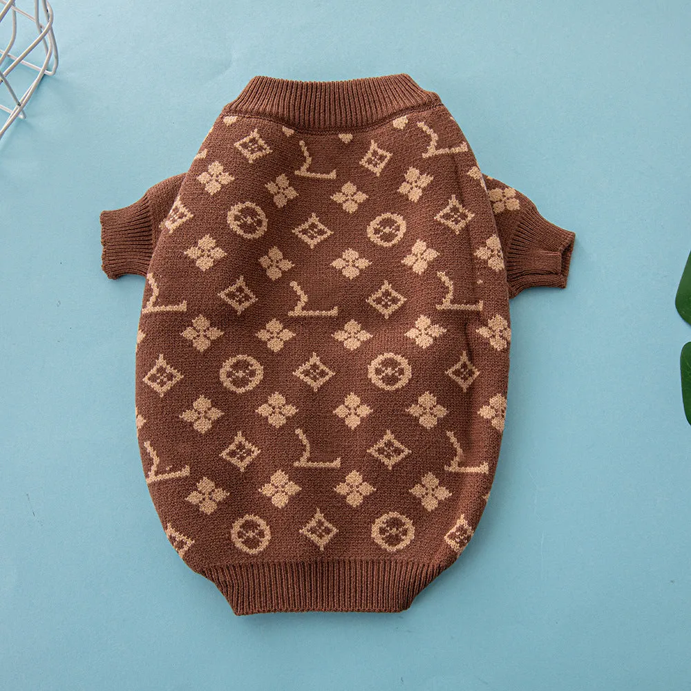 A thick wool dog sweater for autumn and winter in a monochrome colour.