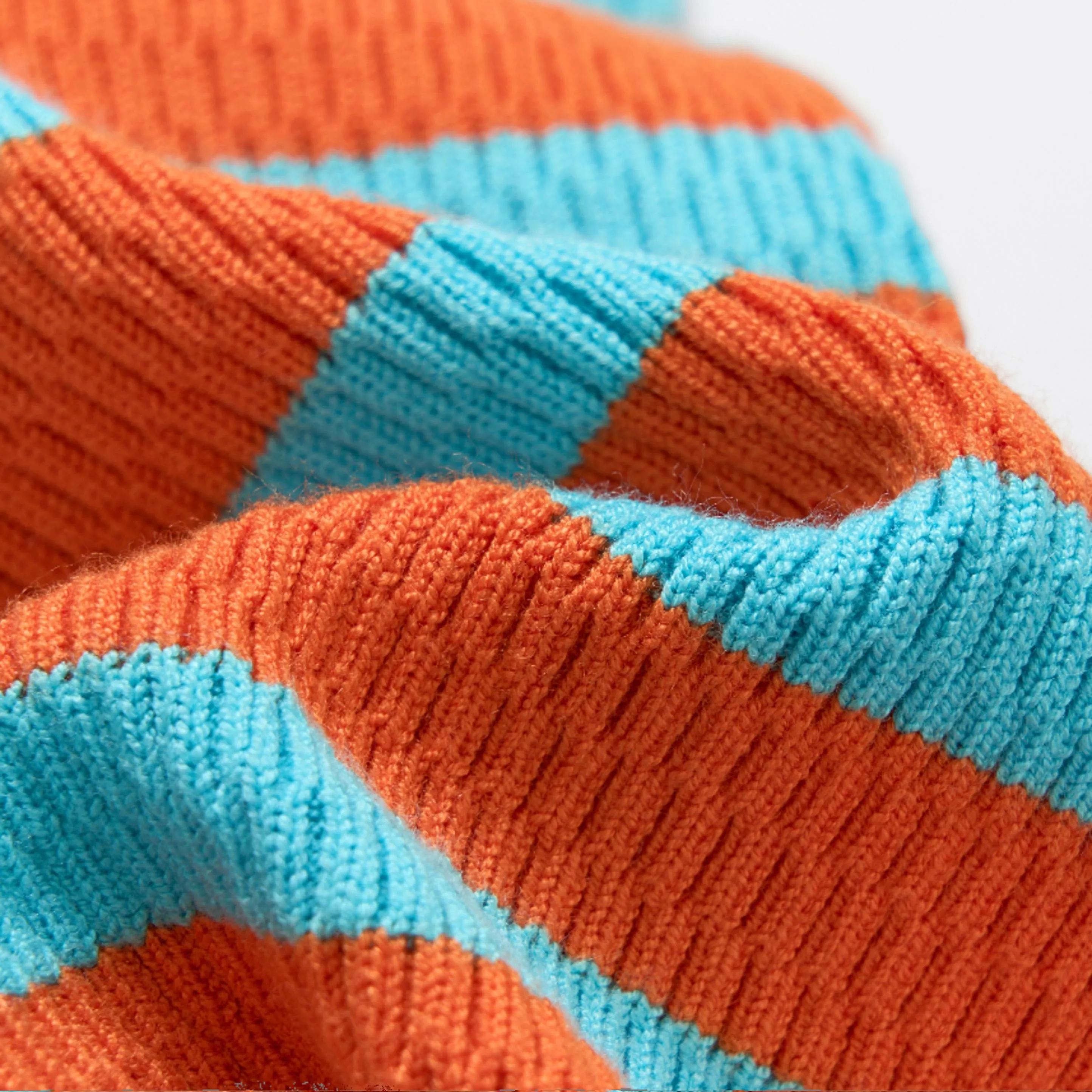Knitted contrast colour stretch wool dog clothing in Cute Blue, four-legged design, sizes 1-4 Yards