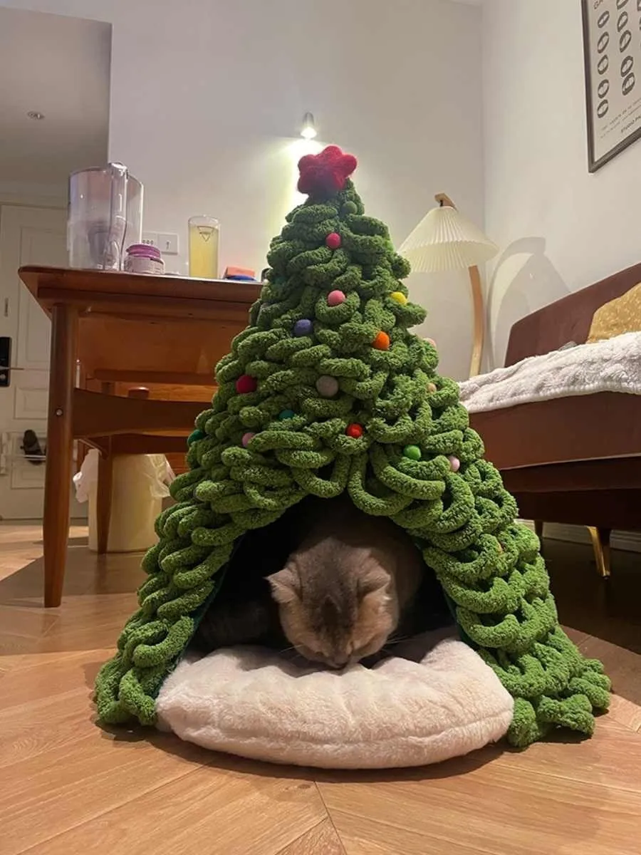 Christmas tree material pack with coarse wool yarn for hand weaving a pet nest, showing three colour options