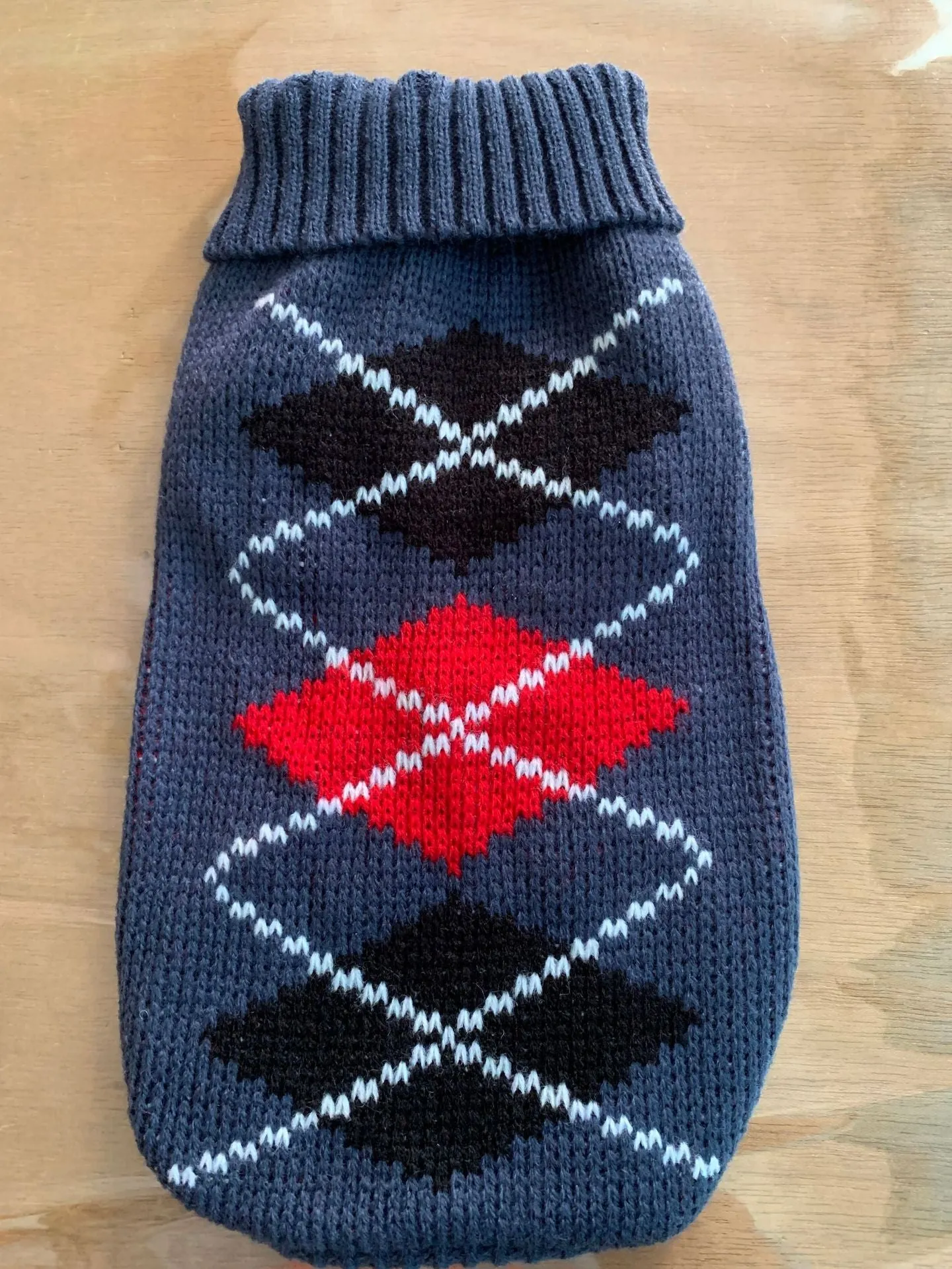 Warm acrylic dog sweater in blue diamond shape for autumn winter wear