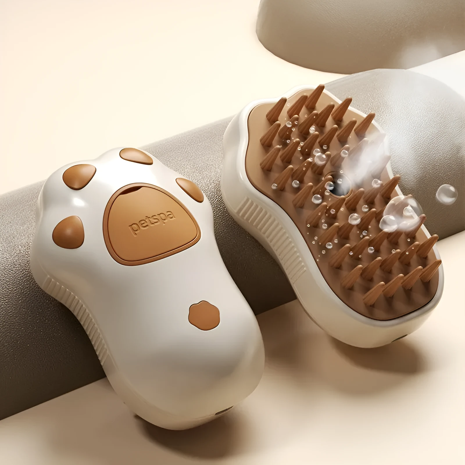 Pet spray comb brush for cats and dogs in ABS TPR with spray function and non-slip grip