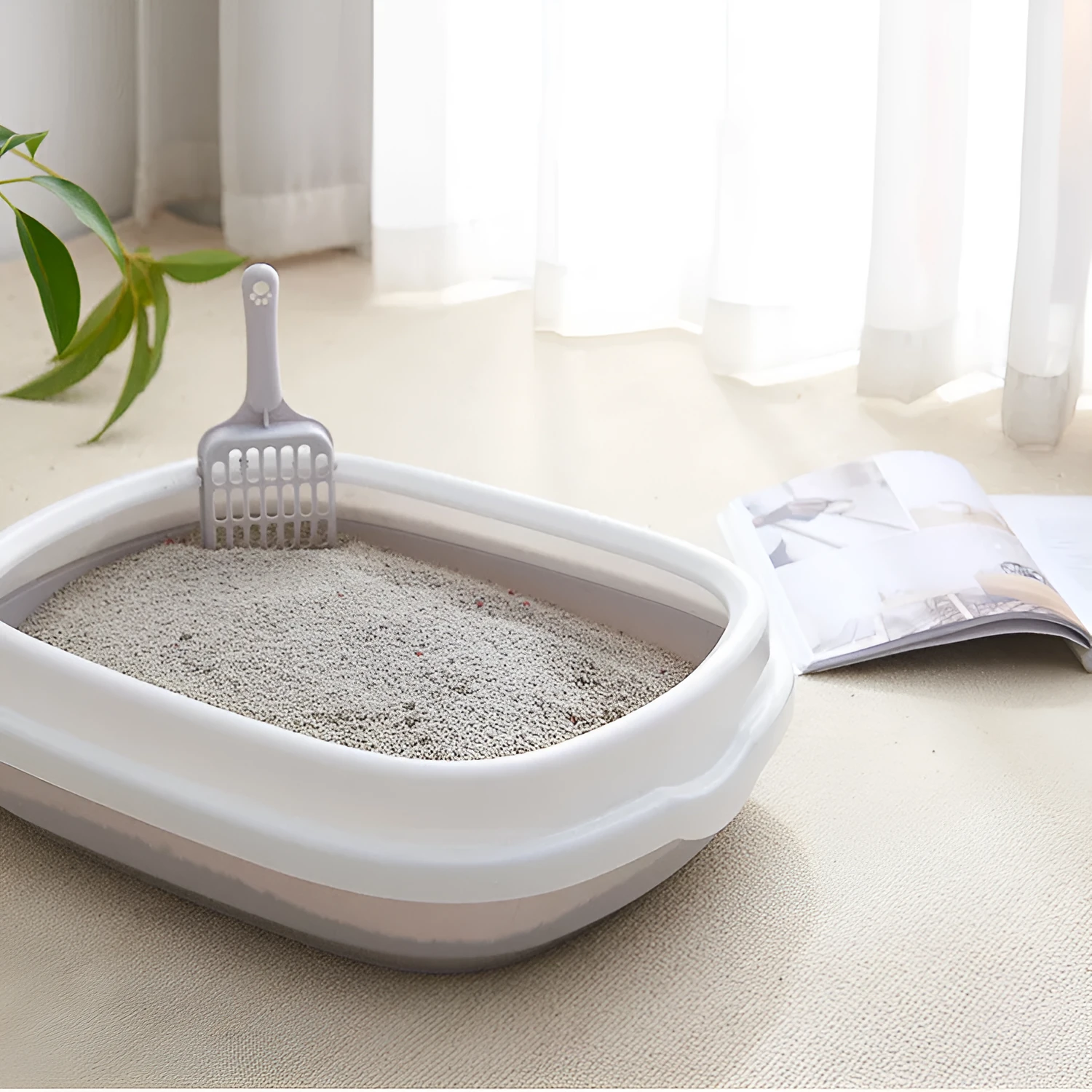 Semi-closed plastic cat litter box with scoop, S size, in grey colour