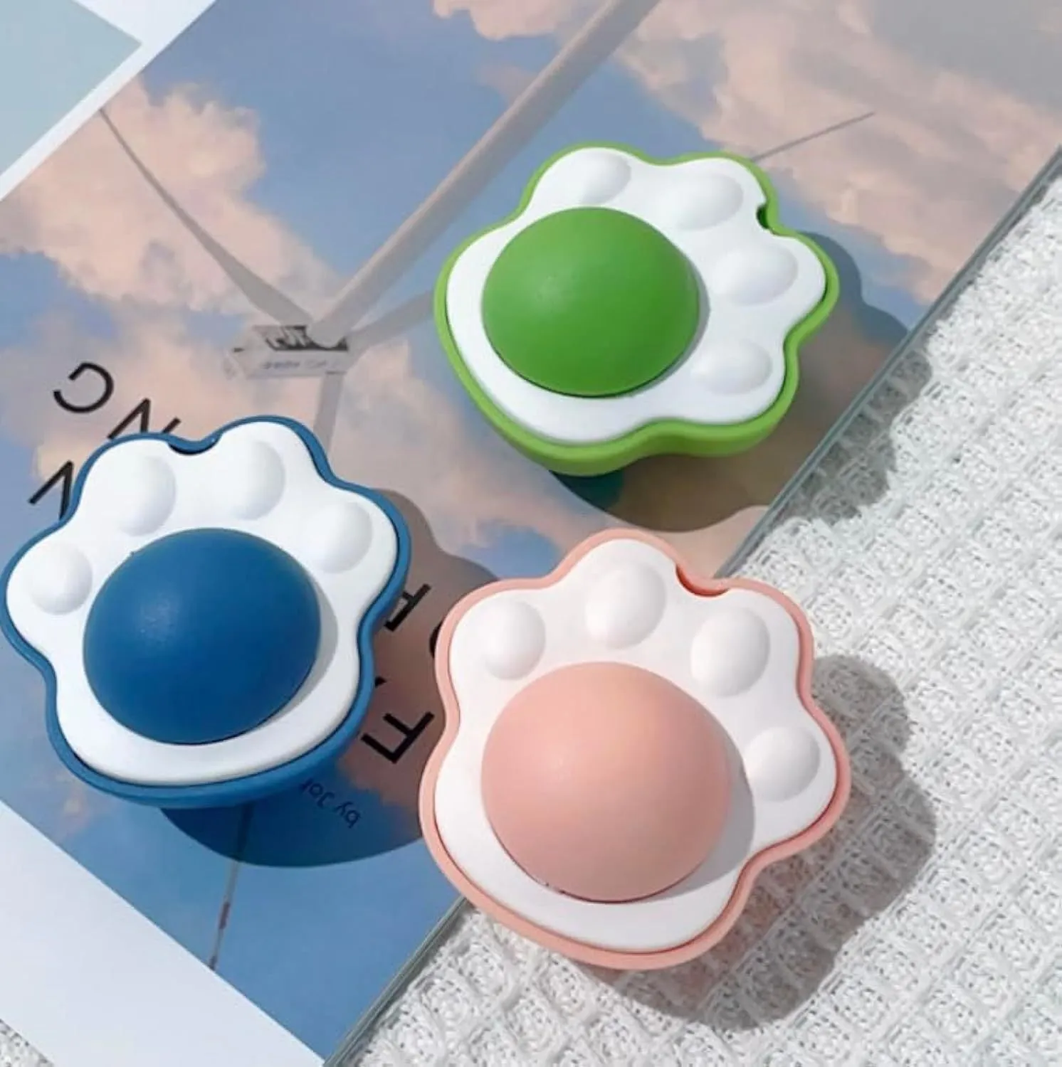 Blue, green, and pink catnip balls for dental cleaning measuring 45mm