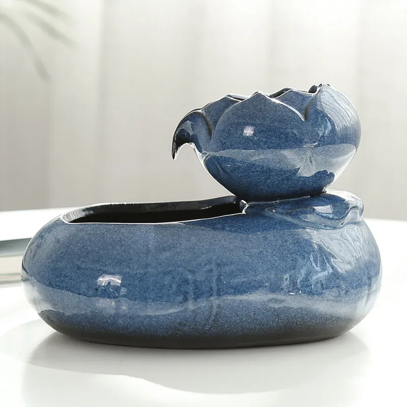 Resin cat water feeder in black with dimensions 19x10.5x20 cm for indoor cats