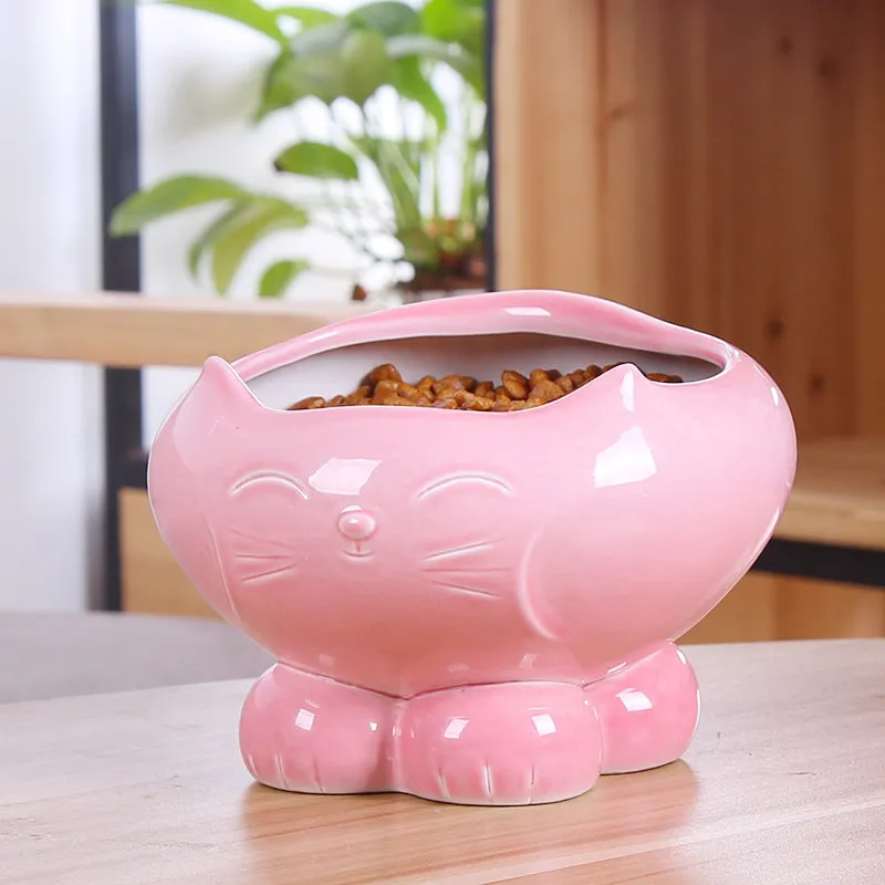 Resin cat water feeder in black with dimensions 19x10.5x20 cm for indoor cats