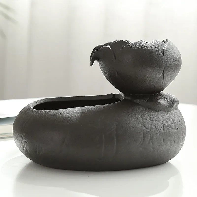 Resin cat water feeder in black with dimensions 19x10.5x20 cm for indoor cats