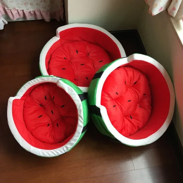 Watermelon-shaped Shu cotton pet bed in green and pink, suitable for small dogs and cats up to 5 kg
