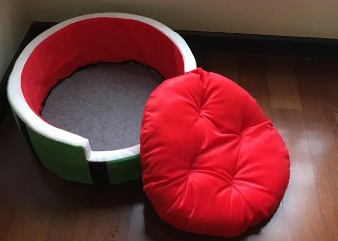 Watermelon-shaped Shu cotton pet bed in green and pink, suitable for small dogs and cats up to 5 kg