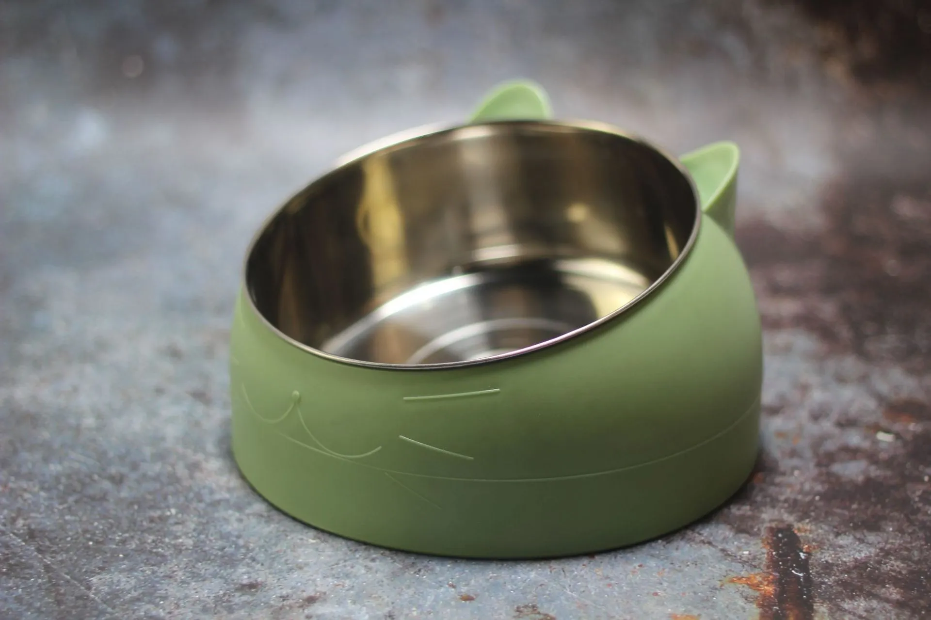 Protective cervical cat bowl oblique mouth pet bowl in food-grade PC with 304 stainless steel liner, anti-knock base, blue colour, M size