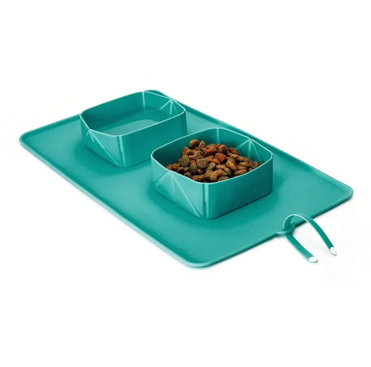 Green silicone travel bowl for dogs and cats, foldable with dual compartments, 600 ml capacity