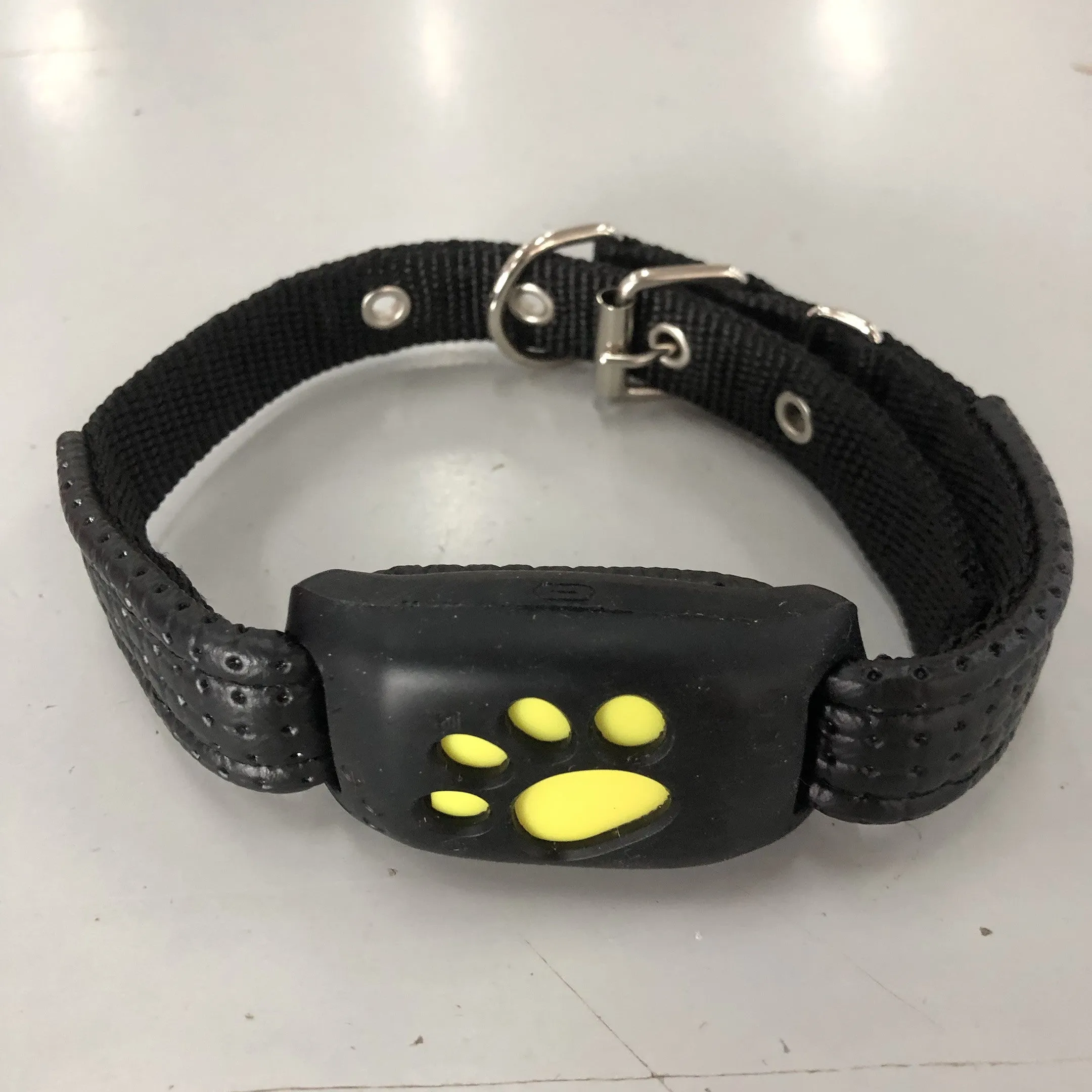 GPS Pet Tracker Z8-A with ABS+PVC casing, waterproof, USB charge, and map function on a collar