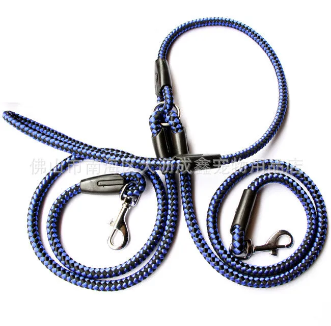 Double-ended dog leash with reflective threads and padded handle in blue colour