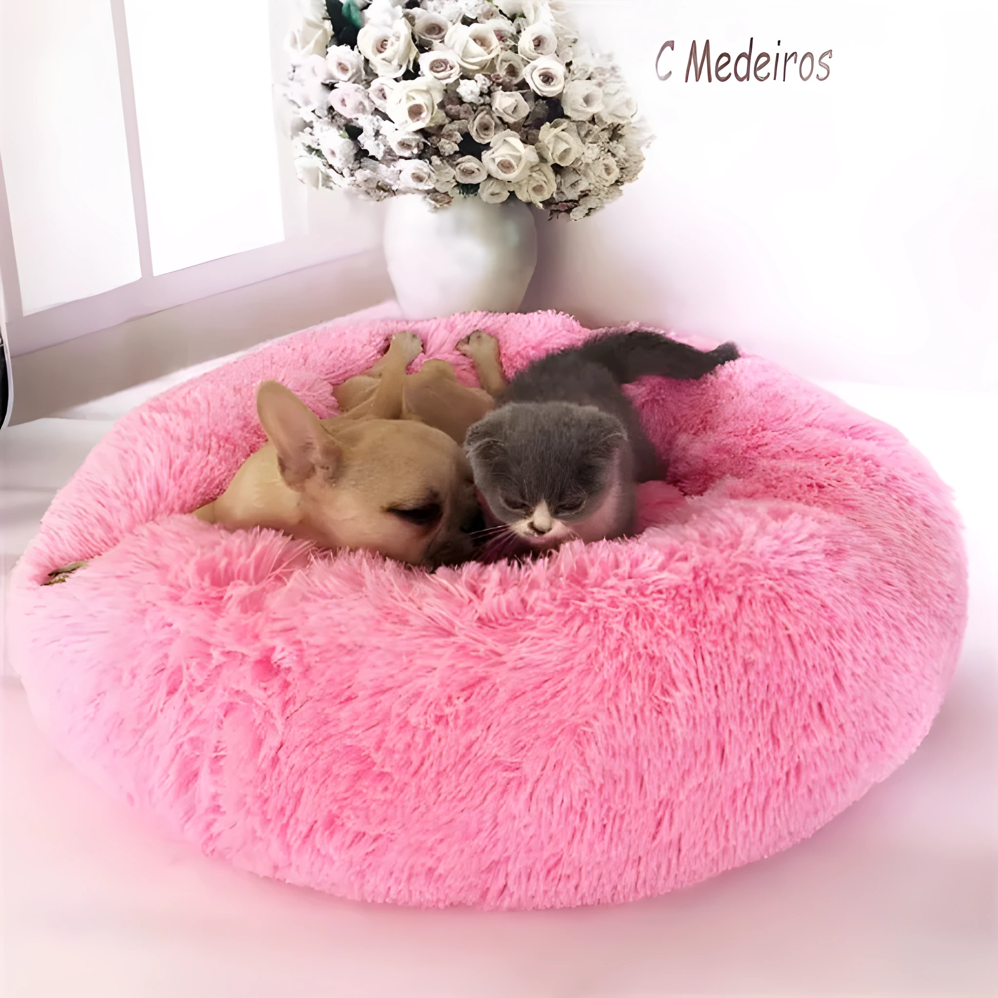 Round long-hairy pet bed in soft plush with 4cm pile, non-slip bottom, suitable for cats and dogs
