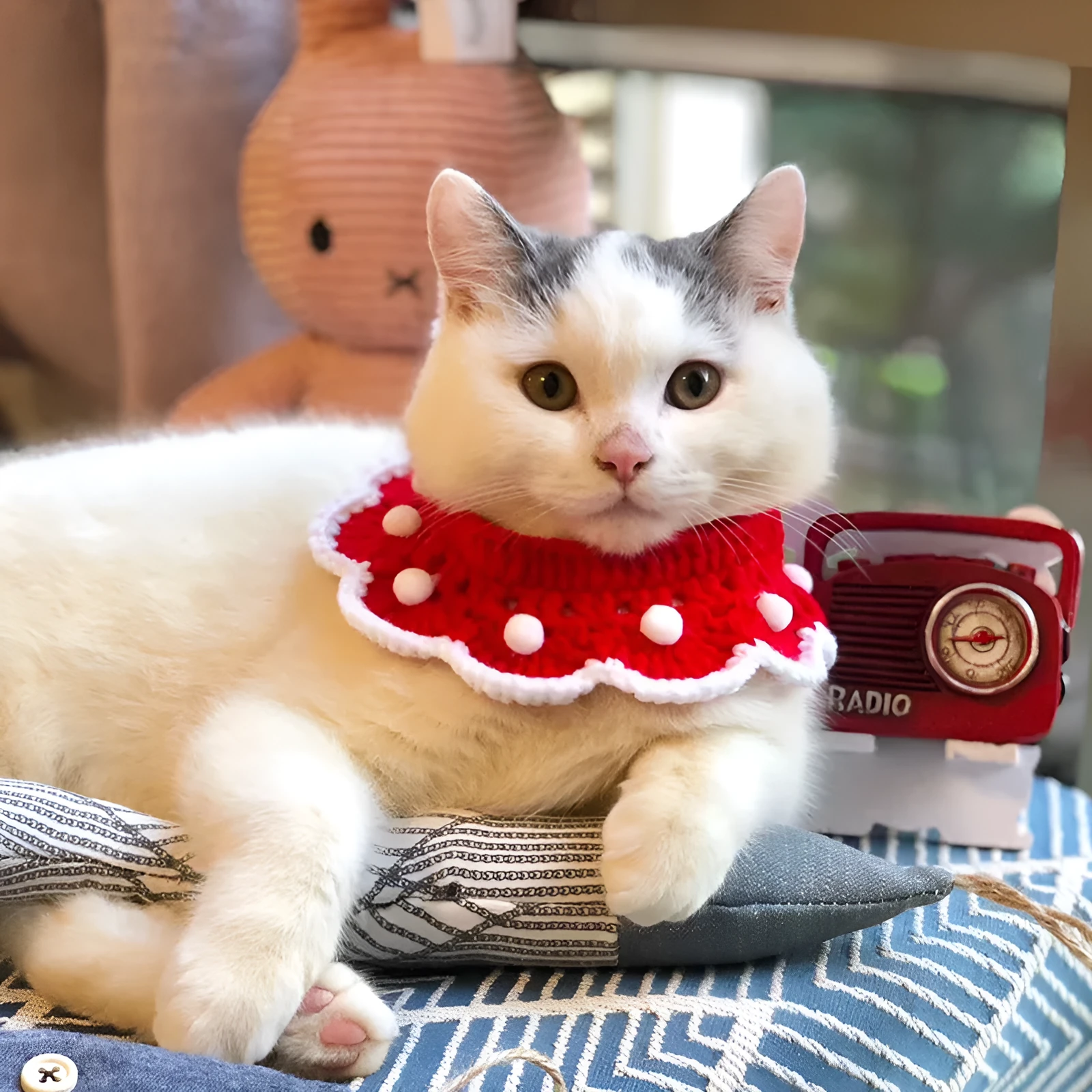 Knitted pet collar in milk cotton with cartoon pattern, shown in multiple sizes for cats, dogs, and rabbits