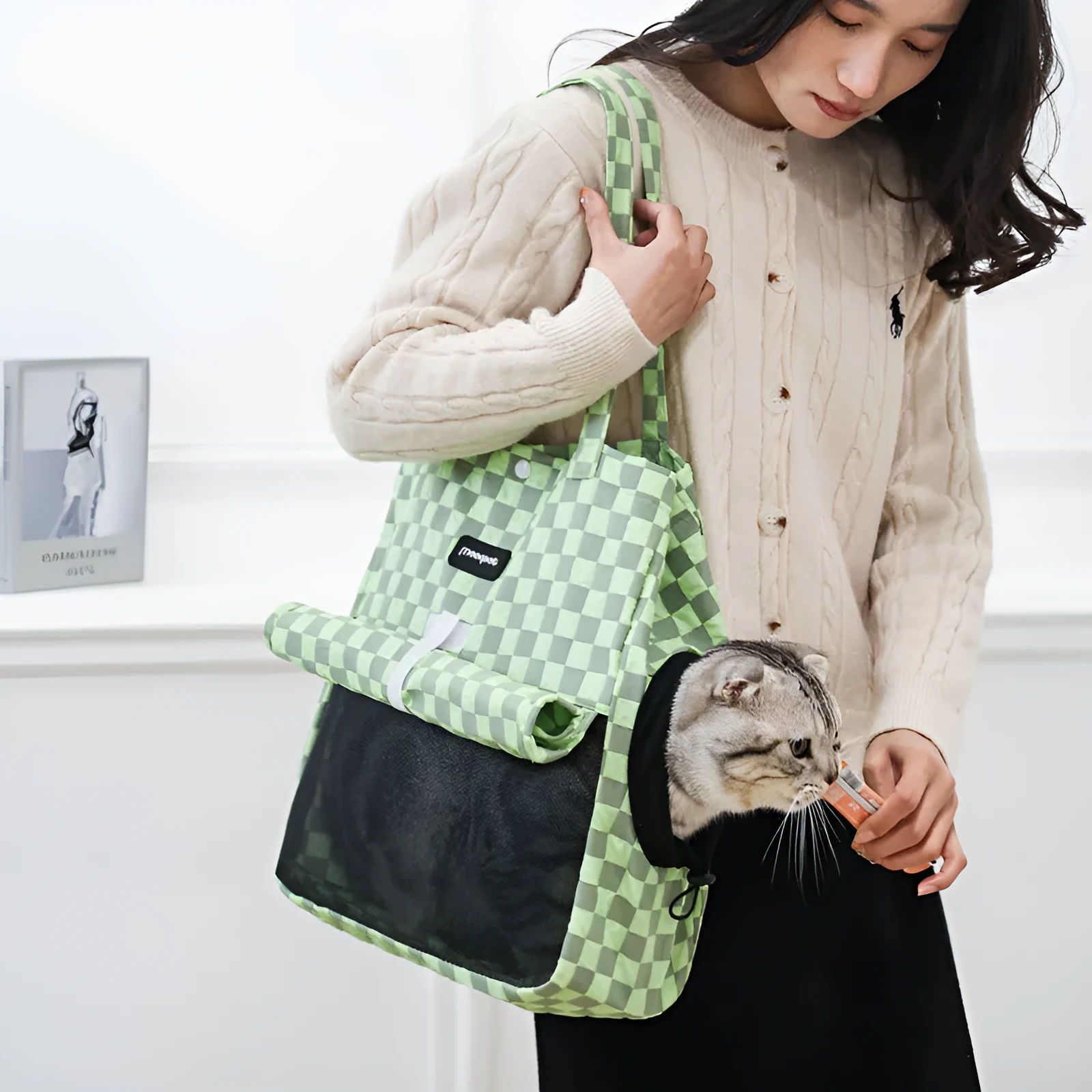 Portable cat bag in bubble composite cloth with shoulder strap, available in four colours