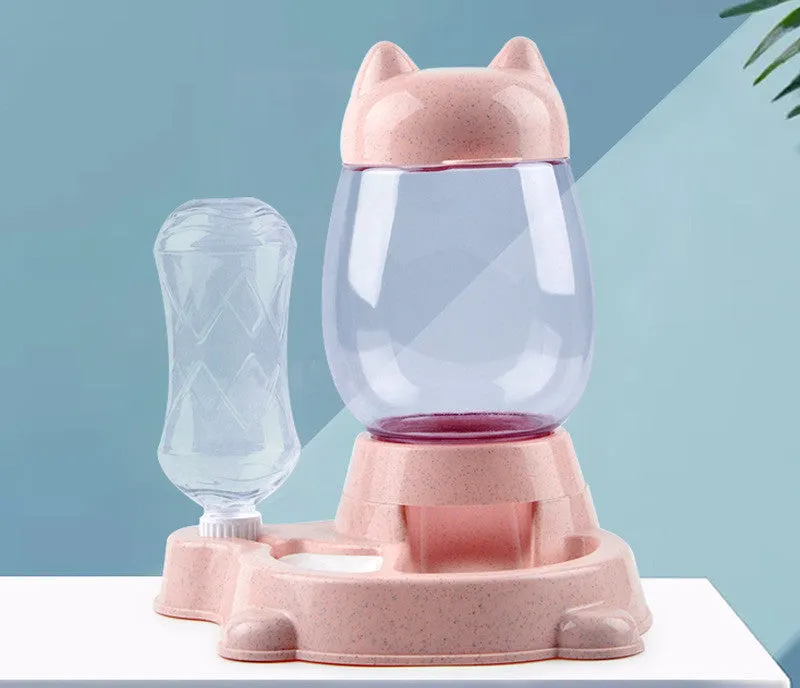 Pet automatic feeder two-in-one with green PP resin body, 300ml water bottle and 800ml feeding bucket on non-slip base