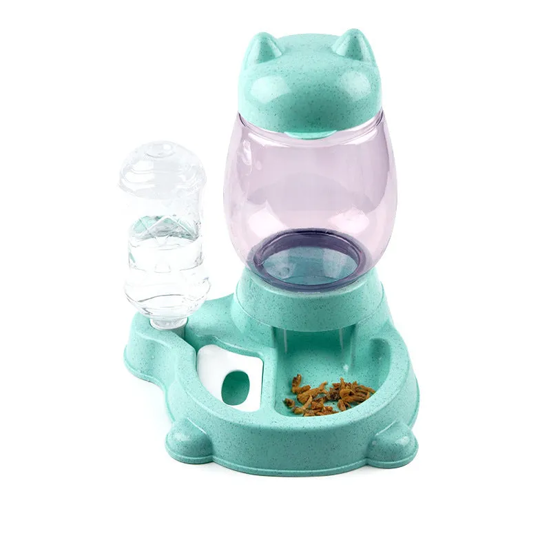 Pet automatic feeder two-in-one with green PP resin body, 300ml water bottle and 800ml feeding bucket on non-slip base