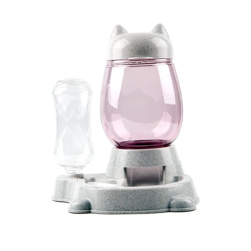 Pet automatic feeder two-in-one with green PP resin body, 300ml water bottle and 800ml feeding bucket on non-slip base
