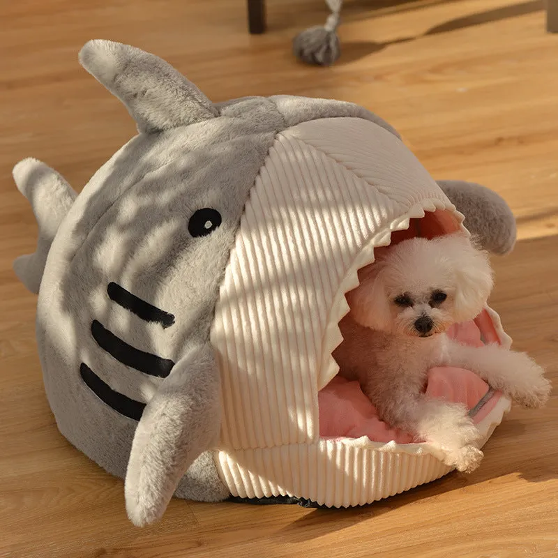 Closed cat litter pet nest in blue shark design made from crystal velvet for winter warmth