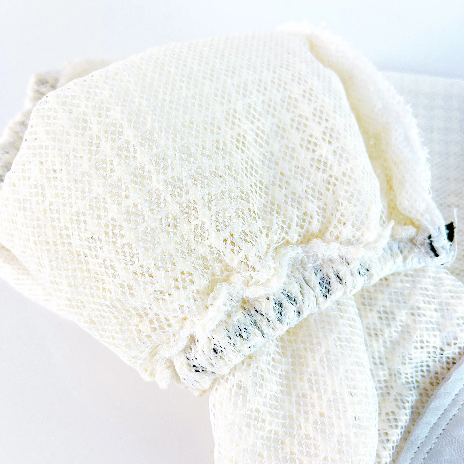 Three-layer breathable mesh sheepskin anti-bee gloves with cowhide and rubber reinforcement for beekeeping