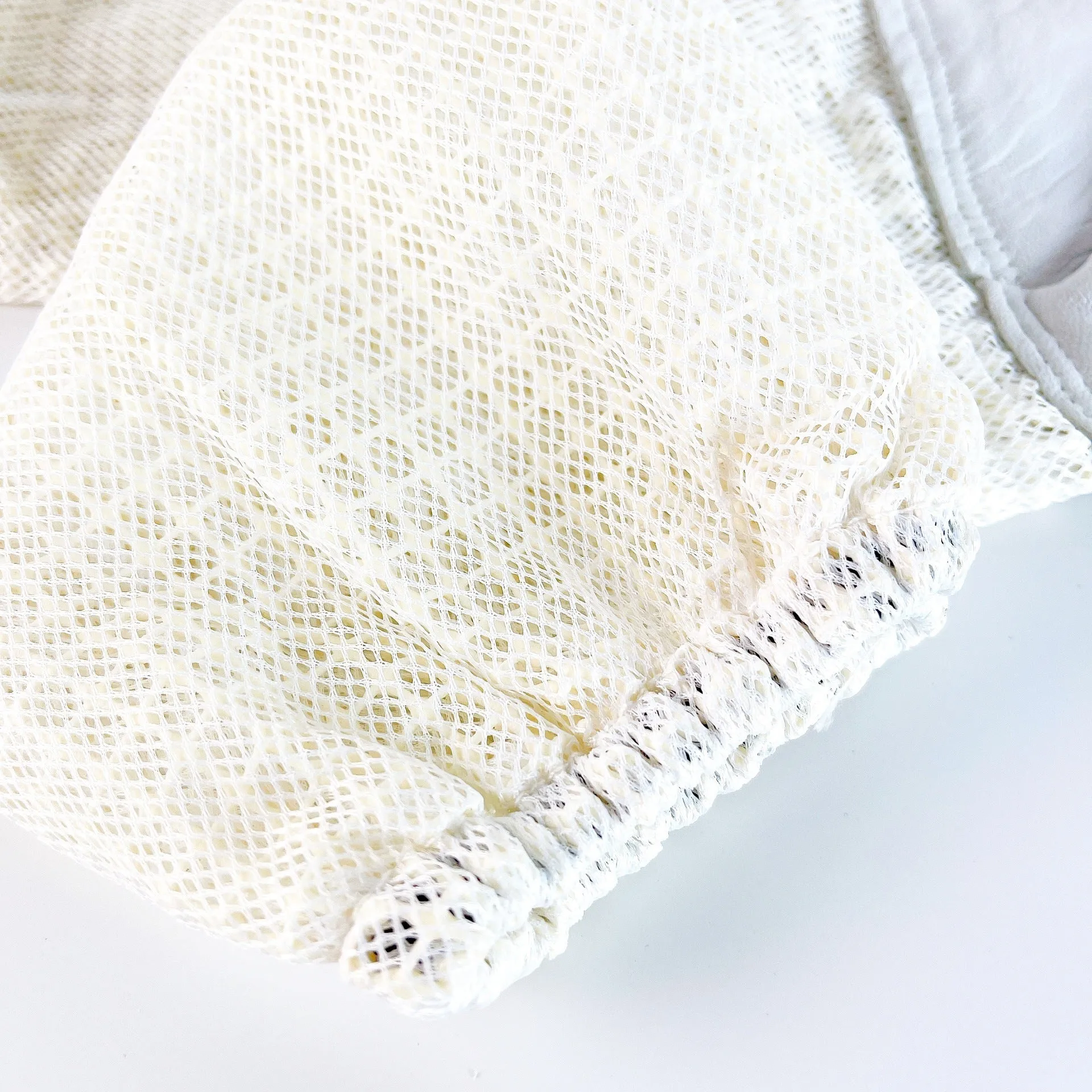 Three-layer breathable mesh sheepskin anti-bee gloves with cowhide and rubber reinforcement for beekeeping