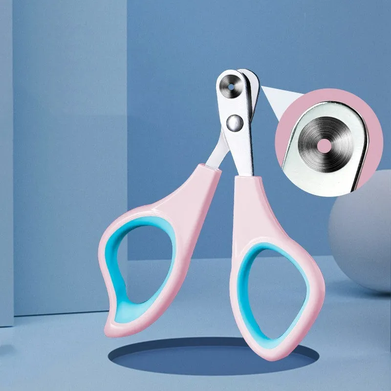 Manual cat nail clippers with round metal blade and green handle, designed for even nail cutting and split prevention