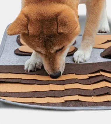 Brown felt dog training mat with non-slip base, 58 by 58 centimetres, fine stitches