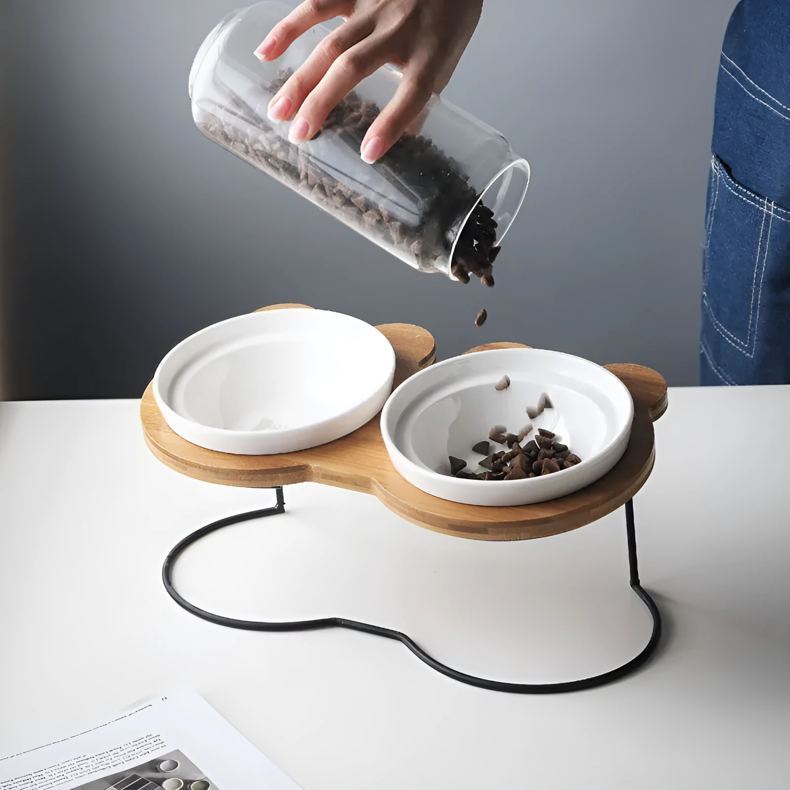 Ceramic cat bowl holder with rack and cat face design, elevated to protect spine