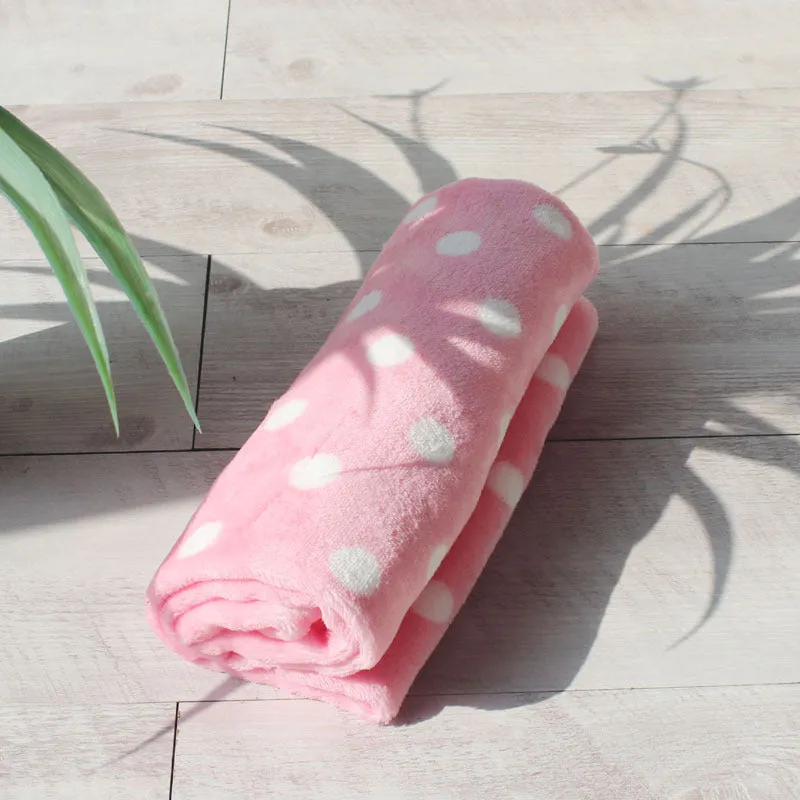 Soft pet blanket quilt in grey colour, suitable for dogs and cats, size S or L, used as a crate liner or sofa cover