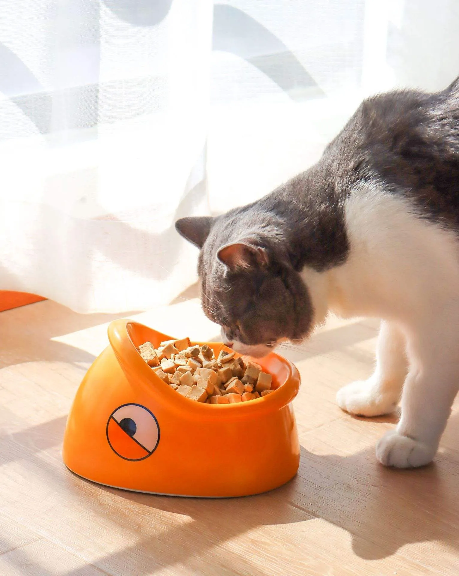 Orange ceramic overturning-proof cat bowl with fish head design, 196x121x149mm