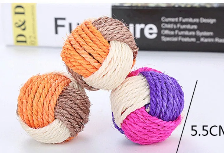 Three-color natural sisal cat bite toy ball 26g 6cm diameter on neutral background