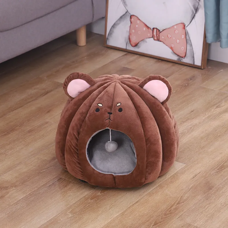 Enclosed cat litter box with short plush lining, PP cotton filling, in Bear colour, size M.