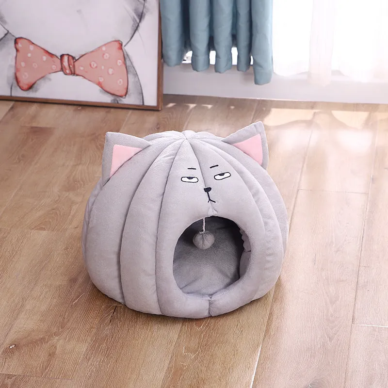 Enclosed cat litter box with short plush lining, PP cotton filling, in Bear colour, size M.