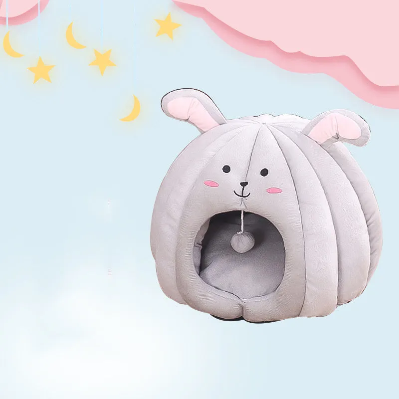 Enclosed cat litter box with short plush lining, PP cotton filling, in Bear colour, size M.