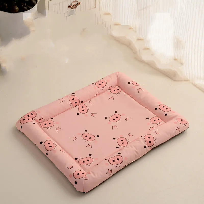 Round waterproof dog mat with little pig design, 55cm diameter, in a kennel setting