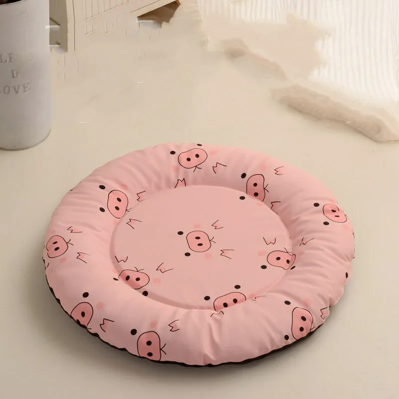 Round waterproof dog mat with little pig design, 55cm diameter, in a kennel setting