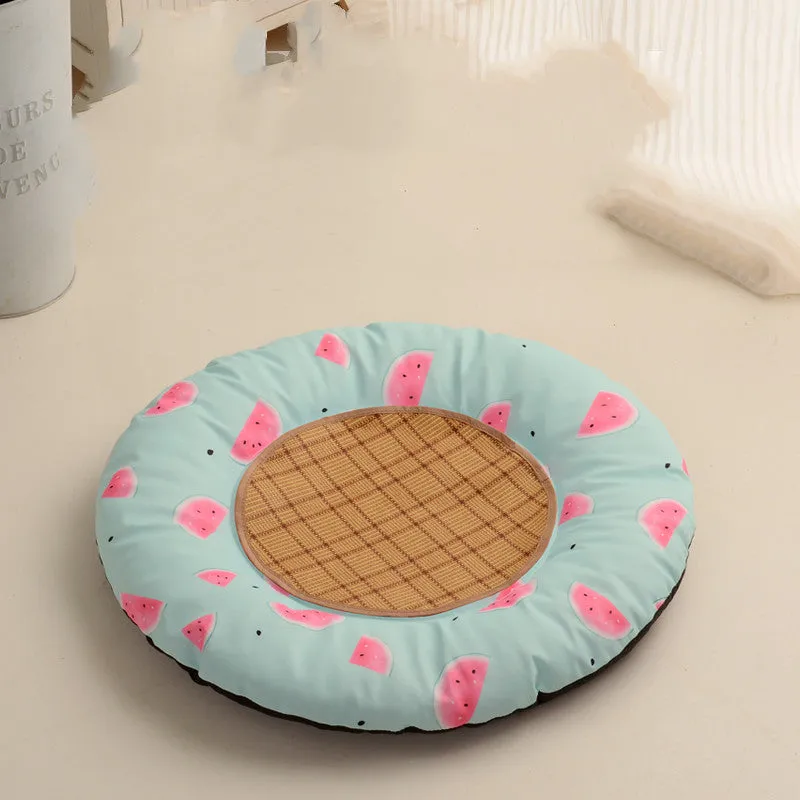 Round waterproof dog mat with little pig design, 55cm diameter, in a kennel setting