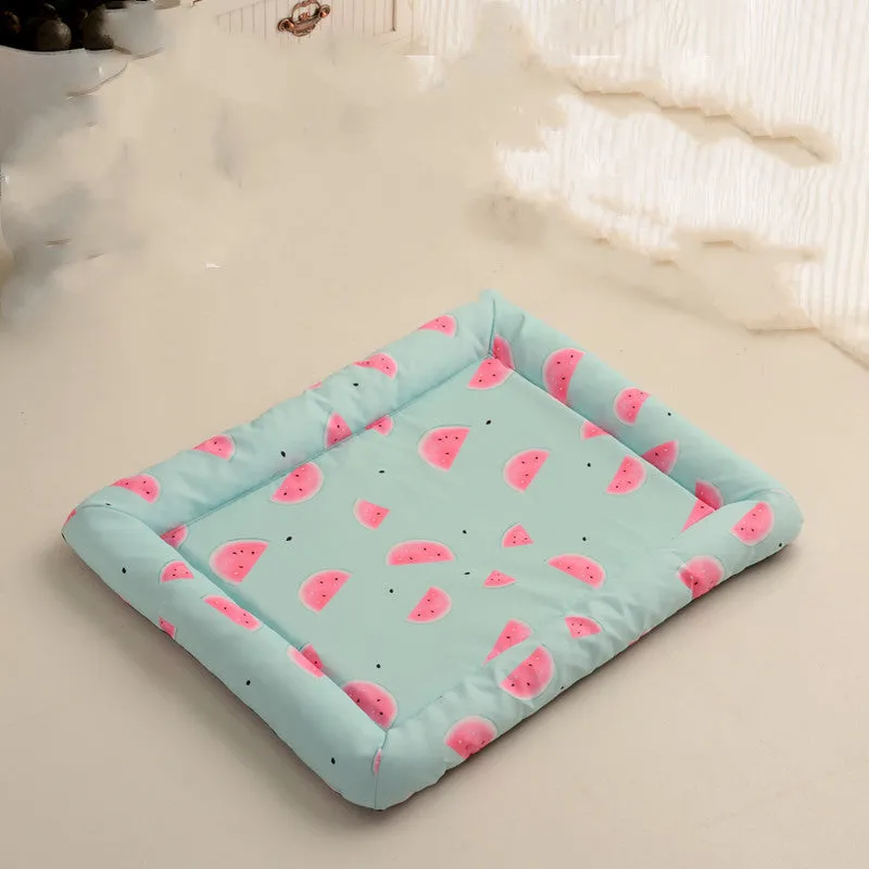Round waterproof dog mat with little pig design, 55cm diameter, in a kennel setting