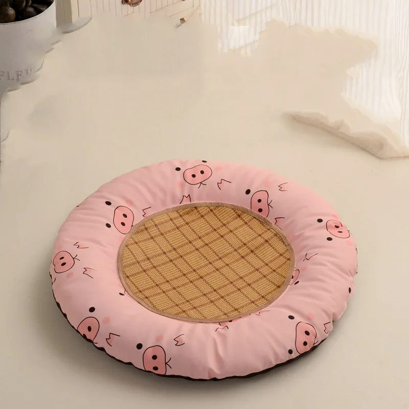 Round waterproof dog mat with little pig design, 55cm diameter, in a kennel setting