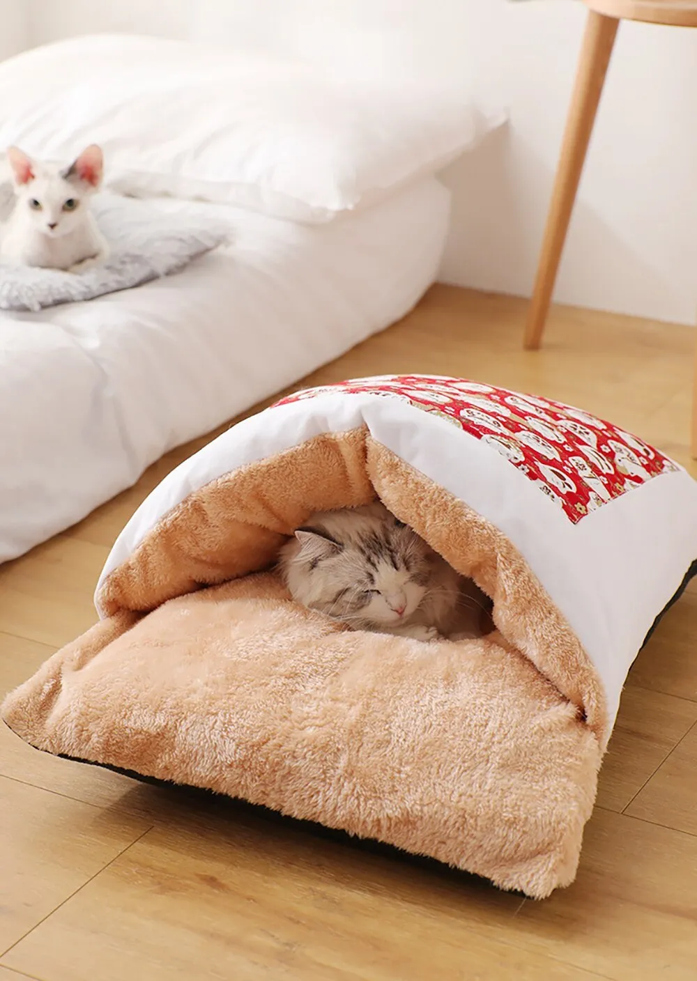 Kimpets closed cat litter tray with removable cushion in red, size L
