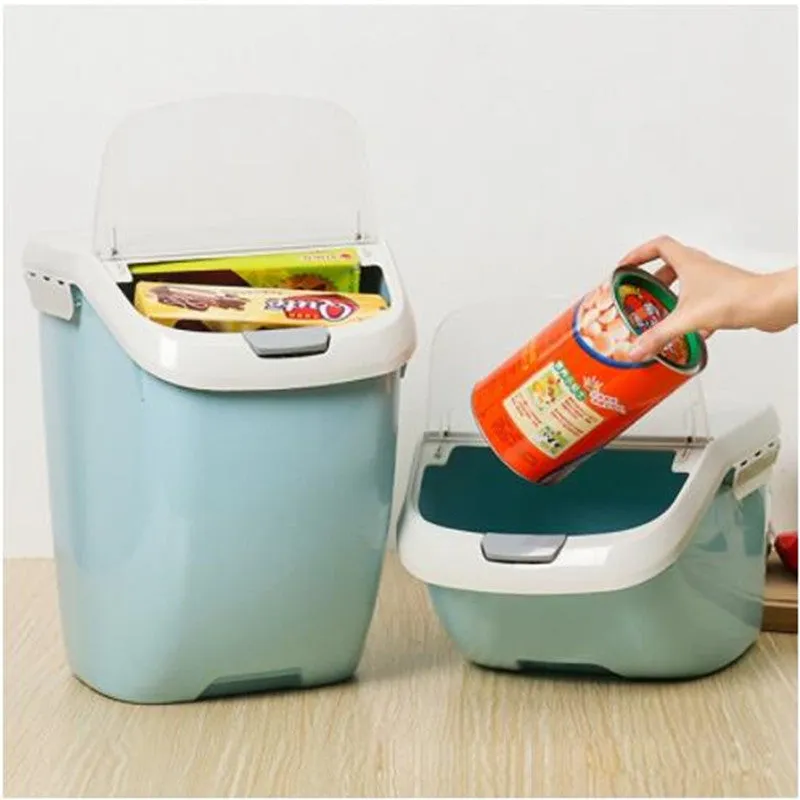 Grey sealed moisture-proof plastic pet food bucket with lid, size S, holding dry kibble