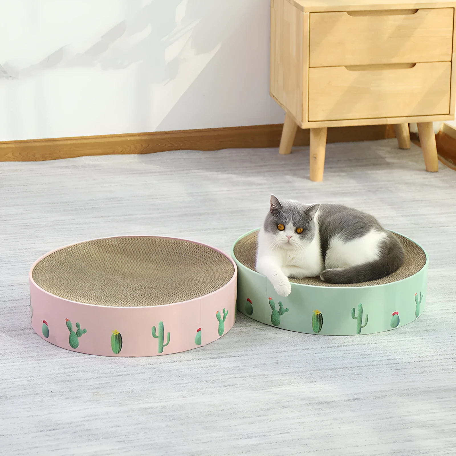 Green round corrugated paper cat scratching pad and bed for medium cats, 36x36x8cm