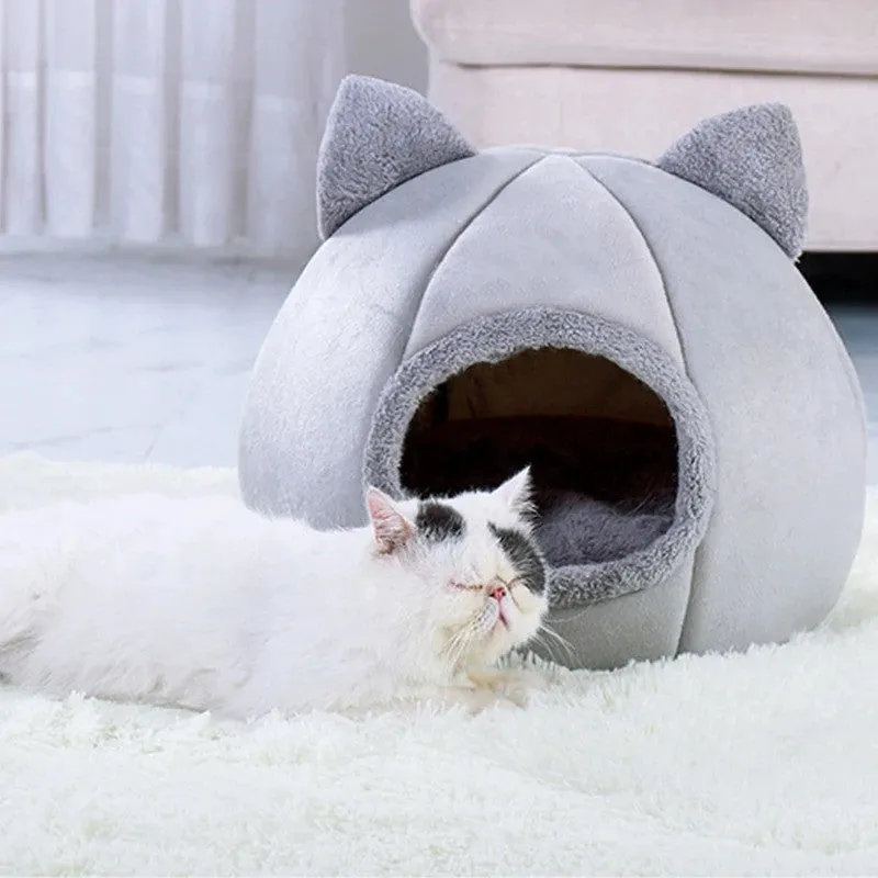 Grey closed cat nest made of Arctic velvet and short plush with a removable washable sleeping mat, available in L and M sizes