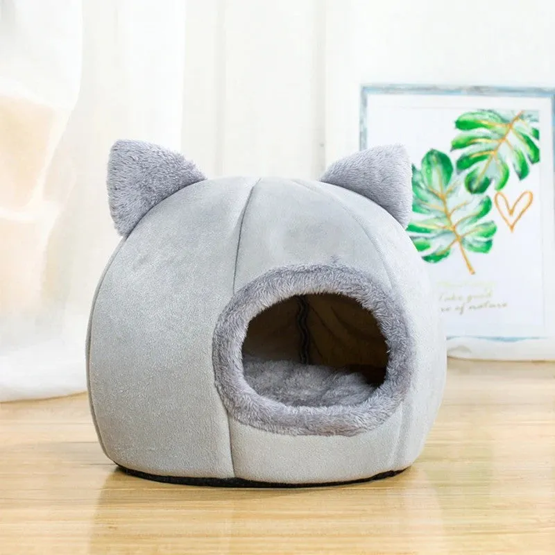 Grey closed cat nest made of Arctic velvet and short plush with a removable washable sleeping mat, available in L and M sizes