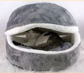 Removable hamburger-style pet nest in beige with zipper closure, size M 45x35 cm, fibre and PP cotton construction