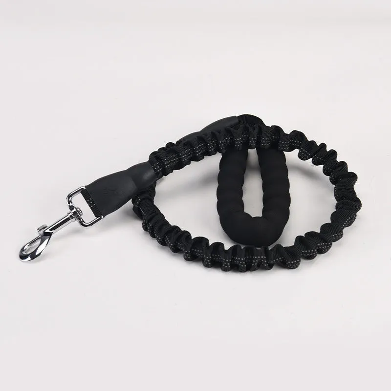 High elastic retractable dog leash in black, 95 to 135cm, with neoprene foam handle and zinc alloy hardware