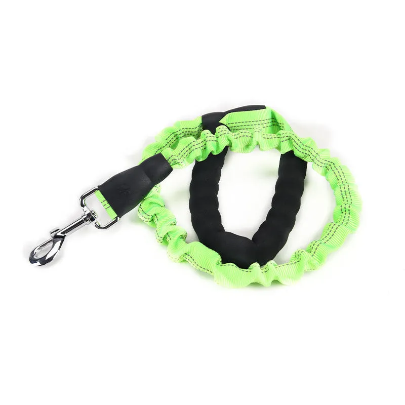 High elastic retractable dog leash in black, 95 to 135cm, with neoprene foam handle and zinc alloy hardware